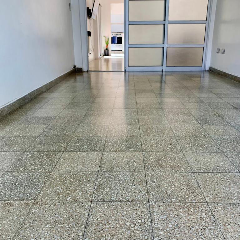 Temporario La 18, 2 dormitorios con Garage apto AUTO - SUV - Two-Bedroom Apartment - 25