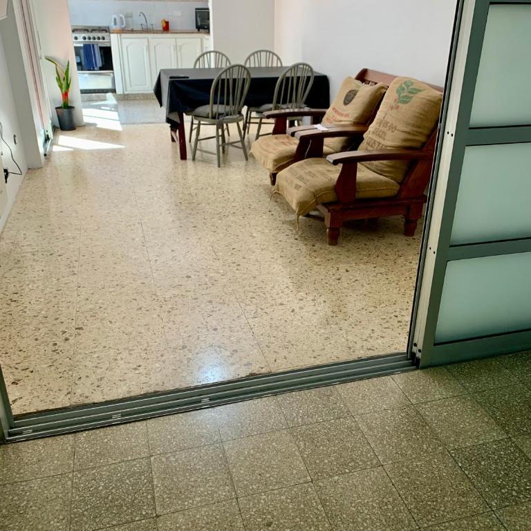 Temporario La 18, 2 dormitorios con Garage apto AUTO - SUV - Two-Bedroom Apartment - 4