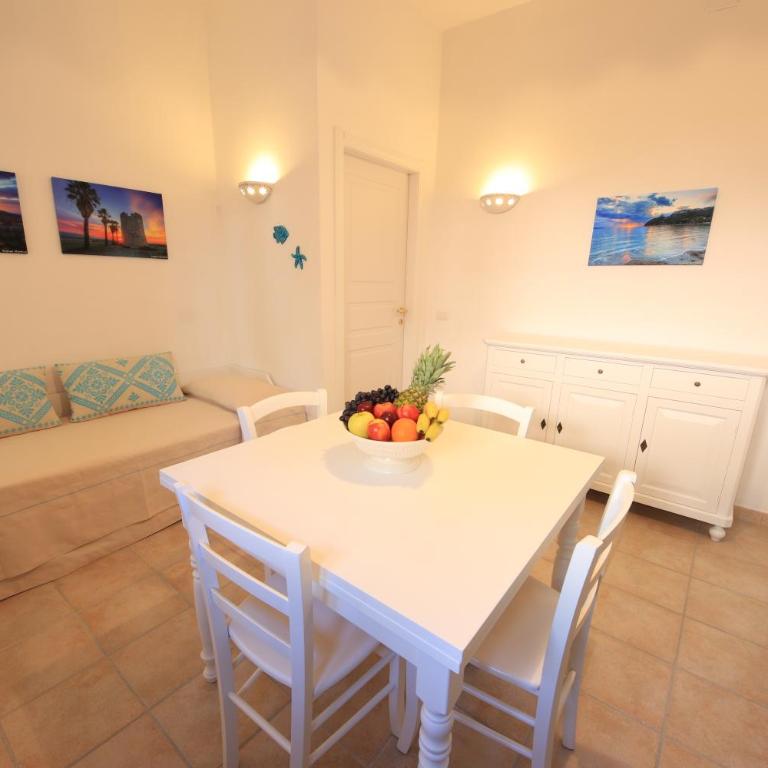 ### Appartamenti sulla SPIAGGIA al POETTO ### - Appartamento con 1 Camera da Letto e Cortile - 3