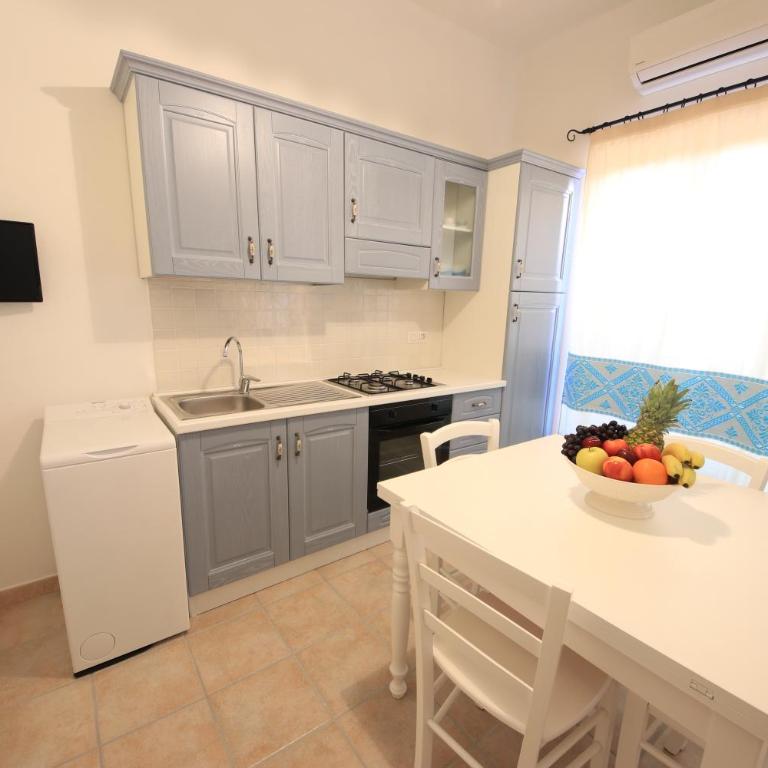 ### Appartamenti sulla SPIAGGIA al POETTO ### - Appartamento con 1 Camera da Letto e Cortile - 4