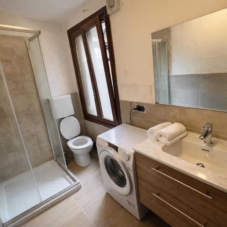 Zen Accommodations Santa Lucia - Camera Singola con Vista Lago - 1