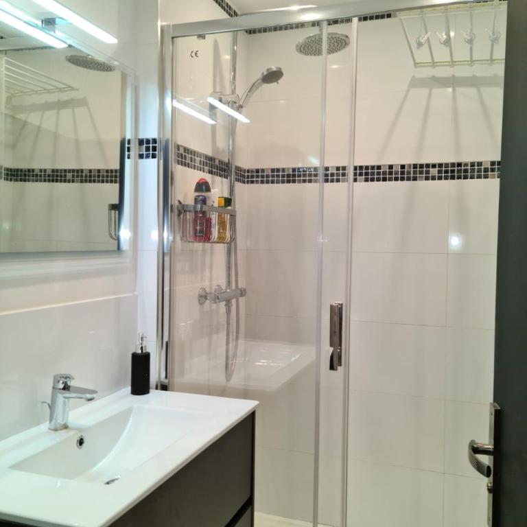 Nice 86m With Terrace Near The Beach! - Apartment - 12