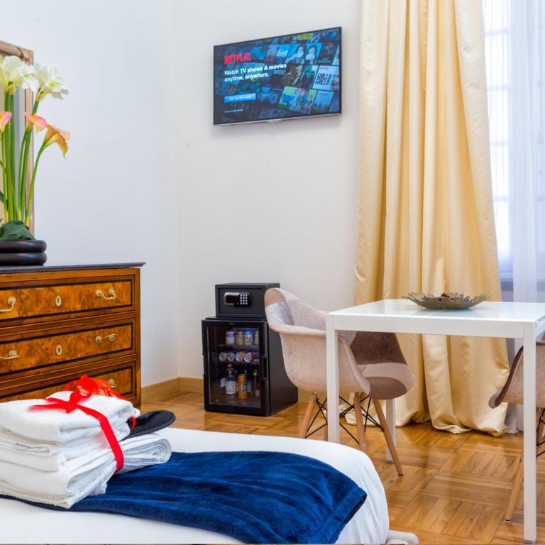 Queen Palace Suites - Deluxe Double Room - 2