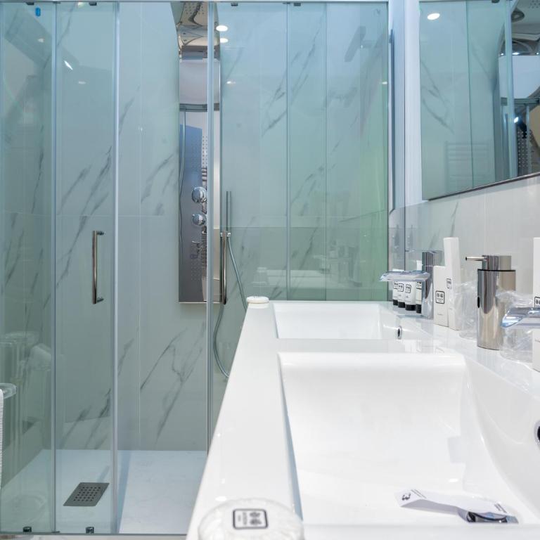 Queen Palace Suites - Deluxe Double Room - 6