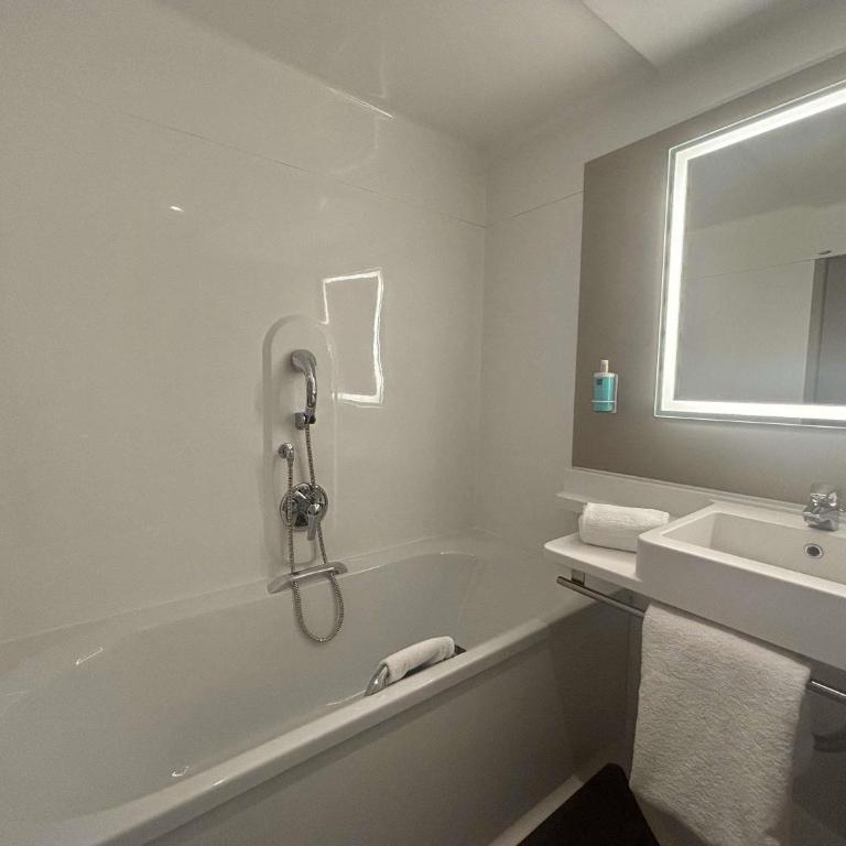 Novotel Suites Rouen Normandie - Suite Supérieure Un Lit Double Et Deux Lits Simples - 4