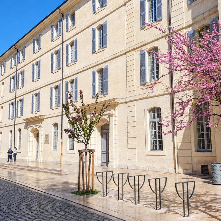 STUDIO - 150m de place Pie - Emplacement idéal - Appartement 1 Chambre - 28