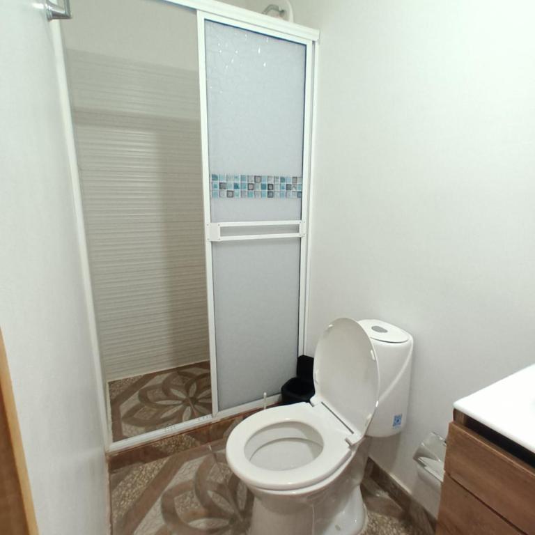 Erlis Place 16A - Habitación Doble con baño privado - 4