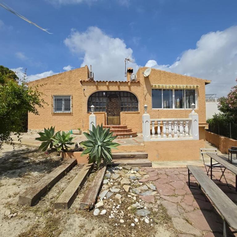 Casa de Playa con Piscina Estilo Rústico - Casa de 3 dormitorios - 56