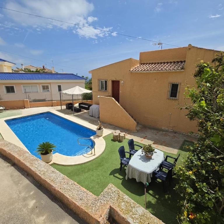 Casa de Playa con Piscina Estilo Rústico - Casa de 3 dormitorios - 67