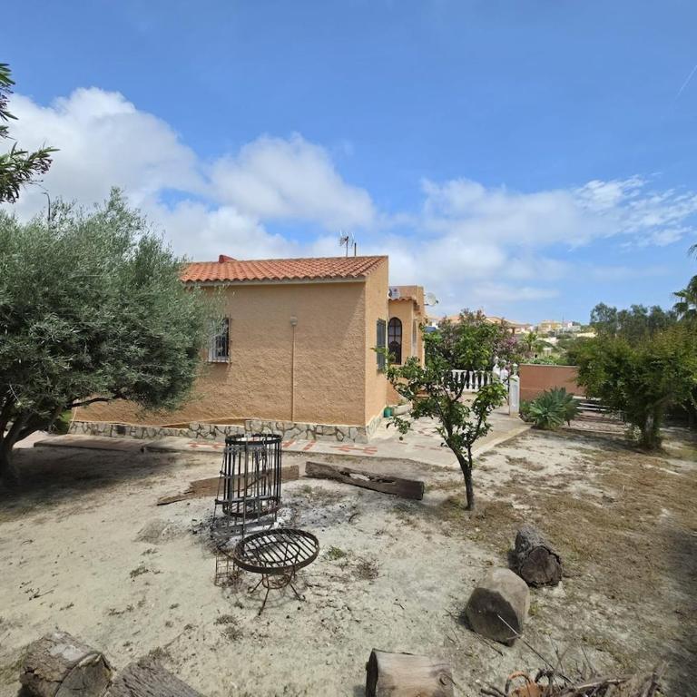 Casa de Playa con Piscina Estilo Rústico - Casa de 3 dormitorios - 80