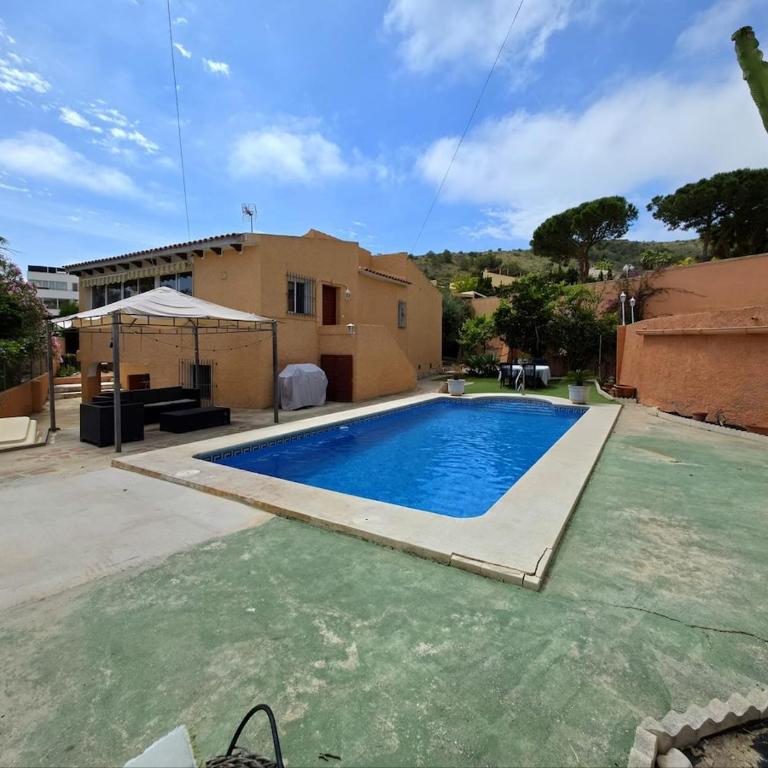 Casa de Playa con Piscina Estilo Rústico - Casa de 3 dormitorios - 83