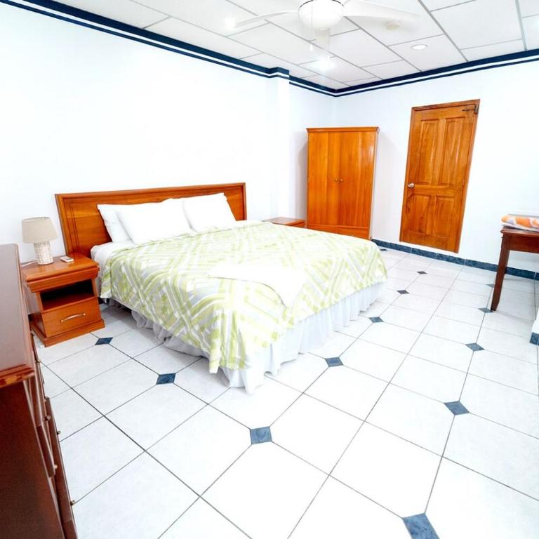 Galapagos Family Vacation 3 bedrooms 7 guests Centrally located and ocean view - Vacation Home - 11