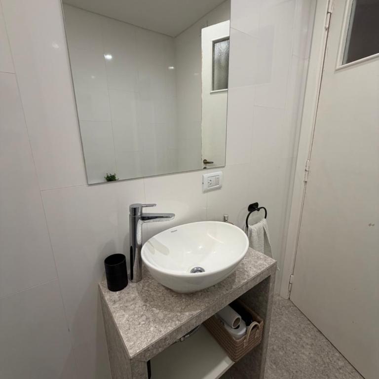 Depto reciclado a nuevo, súper tranquilo, frente a Plaza Colón - One-Bedroom Apartment - 13