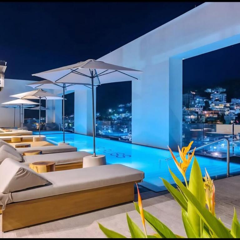 Spacious 2BR Condo - Minutes to Beach and Malecón - Two-Bedroom Apartment - 25