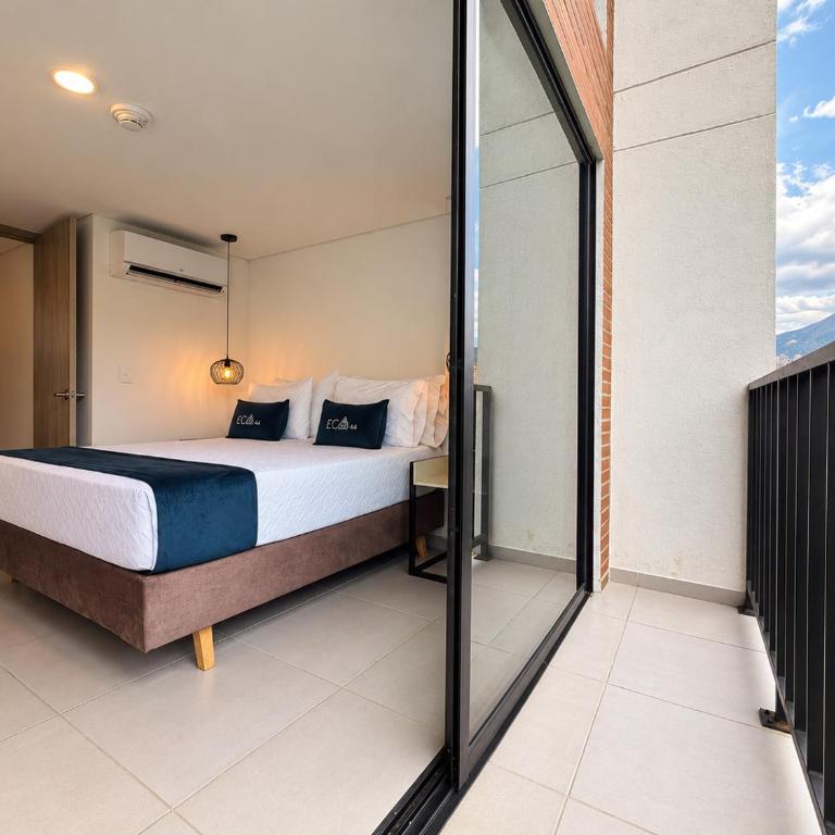 Hotel ECO 44 - One-Bedroom Apartment with Balcony and City View - 3