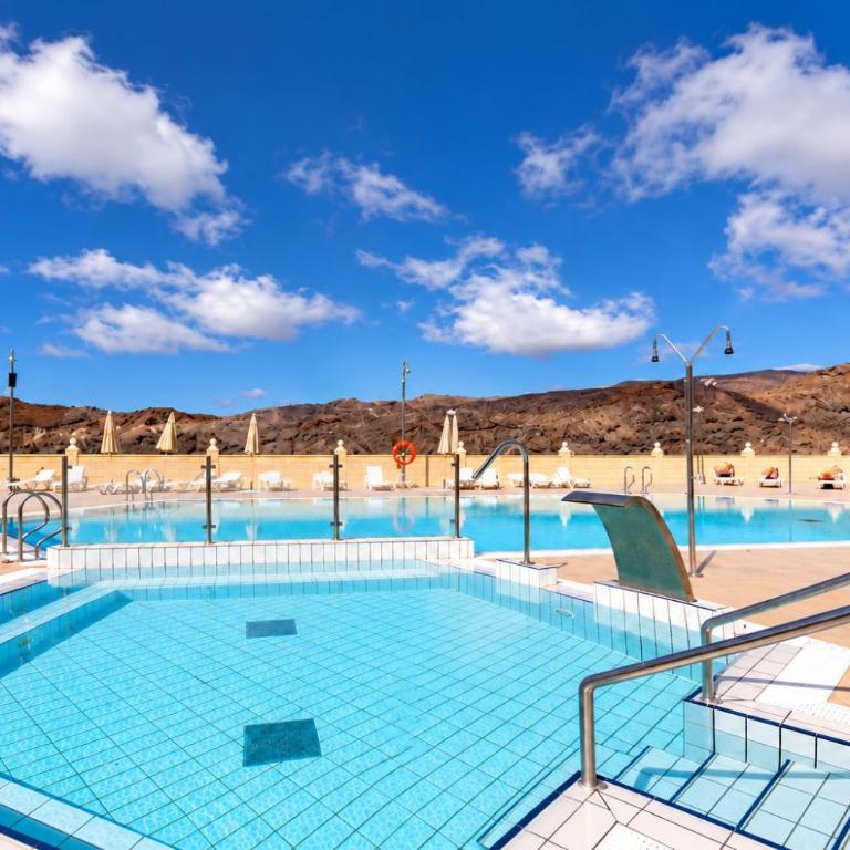 Las Brisas Duplex - 3-Bedroom House, AC, Pool & BBQ - Casa de 3 dormitorios - 2