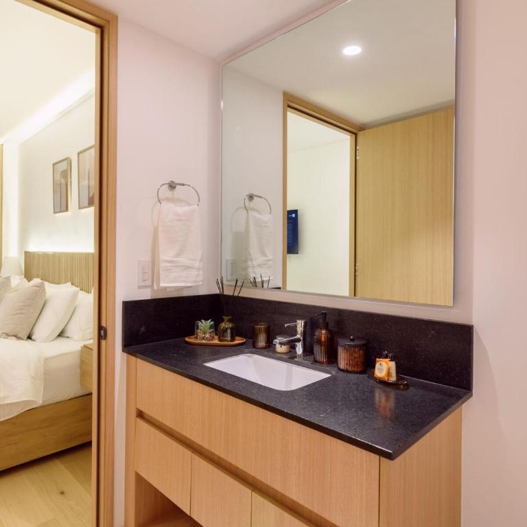 The R Line | Floor 42 Skyline | King Suite | Pool - Two-Bedroom Apartment - 3