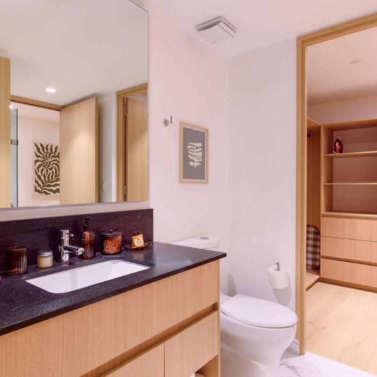 The R Line | Floor 42 Skyline | King Suite | Pool - Two-Bedroom Apartment - 9