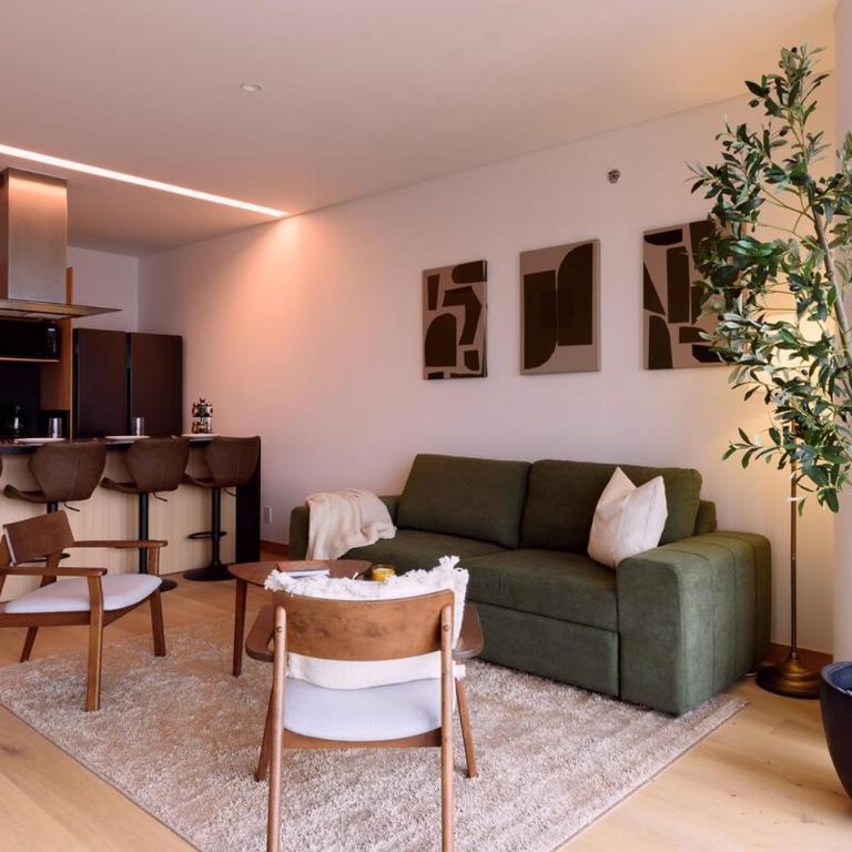 The R Line | Floor 42 Skyline | King Suite | Pool - Two-Bedroom Apartment - 10