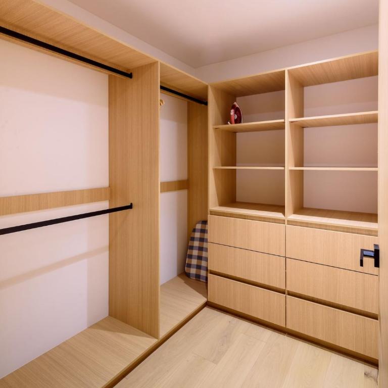 The R Line | Floor 42 Skyline | King Suite | Pool - Two-Bedroom Apartment - 19