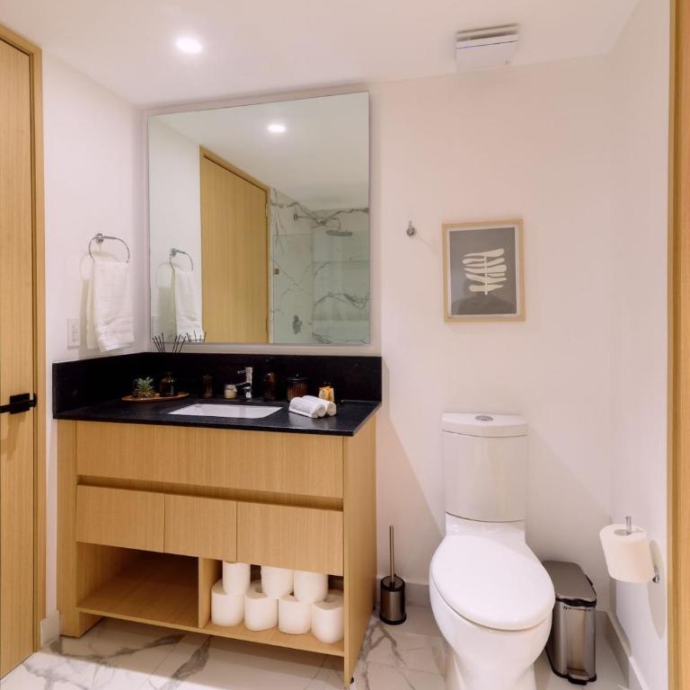 The R Line | Floor 42 Skyline | King Suite | Pool - Two-Bedroom Apartment - 26