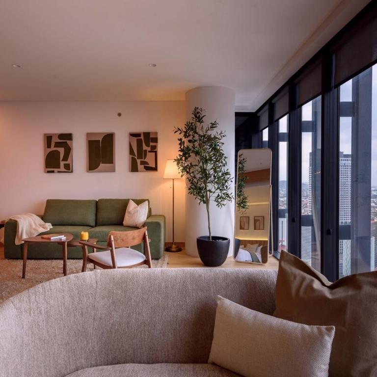 The R Line | Floor 42 Skyline | King Suite | Pool - Two-Bedroom Apartment - 27