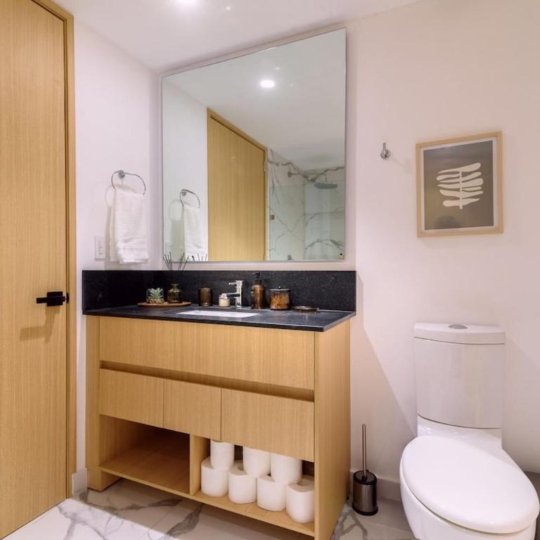 The R Line | Floor 42 Skyline | King Suite | Pool - Two-Bedroom Apartment - 36