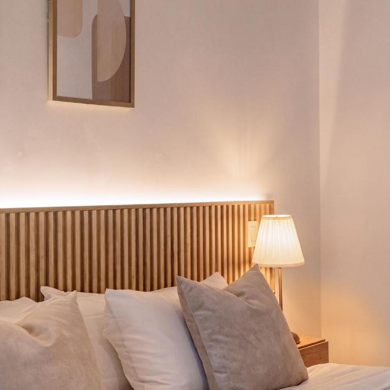 The R Line | Floor 42 Skyline | King Suite | Pool - Two-Bedroom Apartment - 37