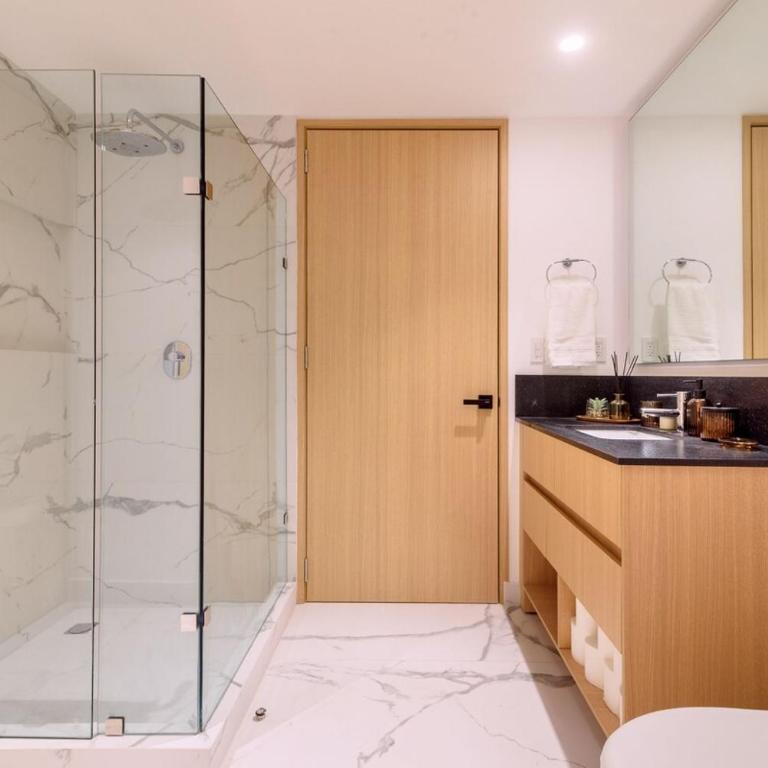 The R Line | Floor 42 Skyline | King Suite | Pool - Two-Bedroom Apartment - 39