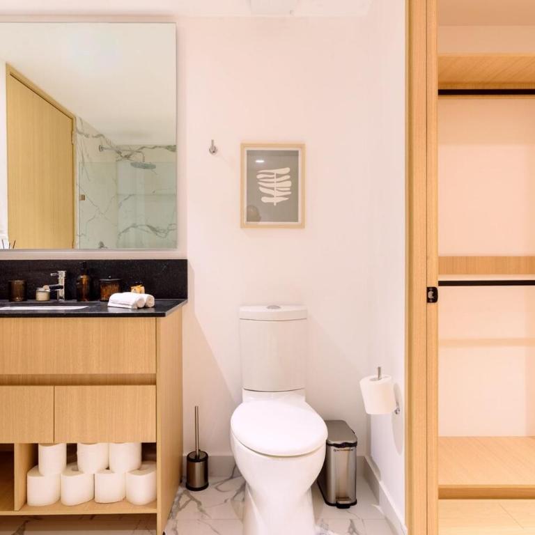 The R Line | Floor 42 Skyline | King Suite | Pool - Two-Bedroom Apartment - 42