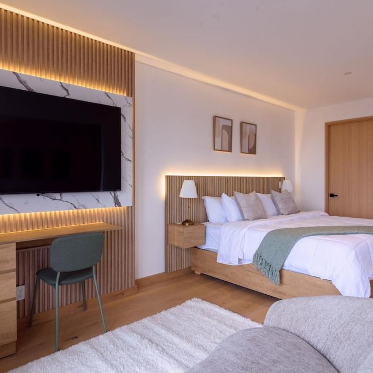 The R Line | Floor 42 Skyline | King Suite | Pool - Two-Bedroom Apartment - 55