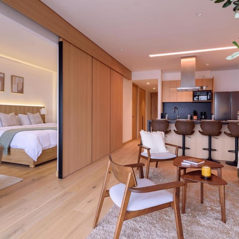 The R Line | Floor 42 Skyline | King Suite | Pool - Two-Bedroom Apartment - 58