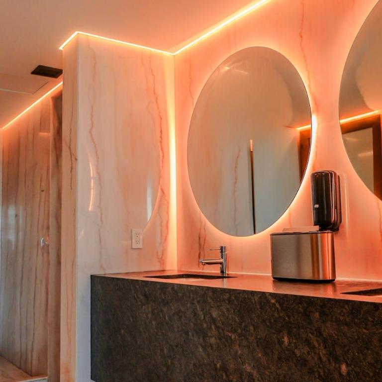 The R Line | Floor 42 Skyline | King Suite | Pool - Two-Bedroom Apartment - 65