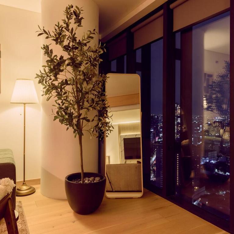 The R Line | Floor 42 Skyline | King Suite | Pool - Two-Bedroom Apartment - 69