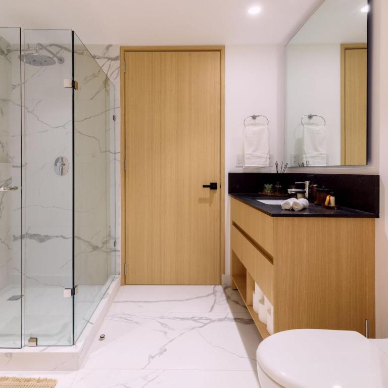 The R Line | Floor 42 Skyline | King Suite | Pool - Two-Bedroom Apartment - 77