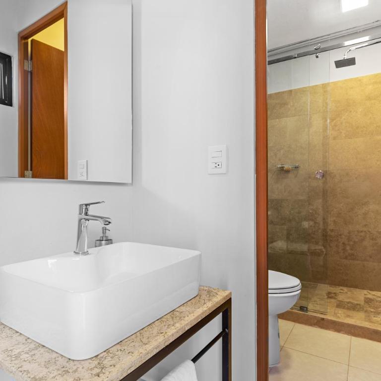 Suites Reforma by HomiRent - Triple Room with Balcony - 9