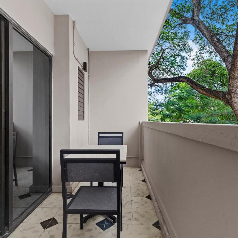 Suites Reforma by HomiRent - Triple Room with Balcony - 2