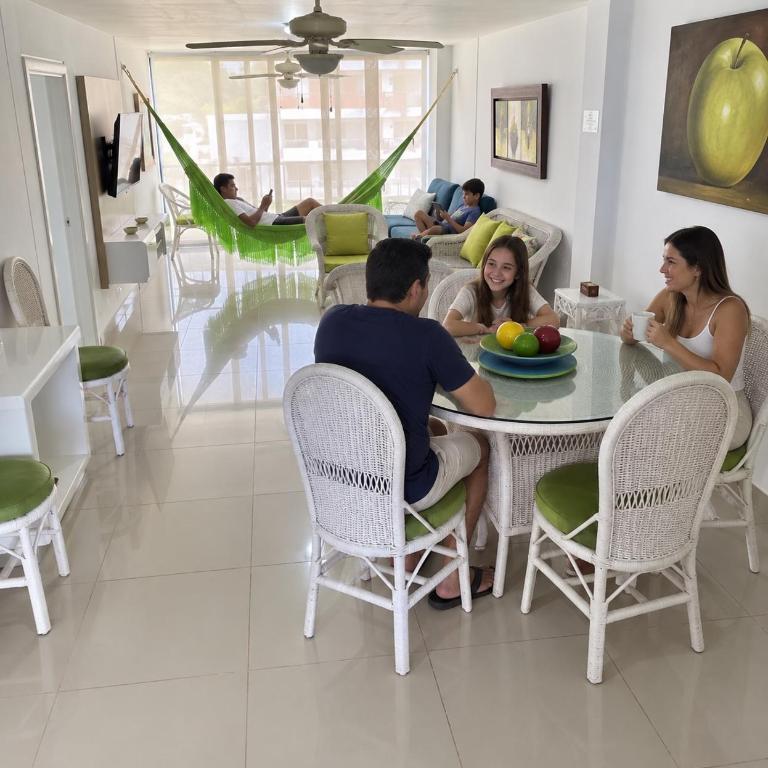 Apartamento en el Rodadero, Confortable y amplio, con vista al mar, a 80mt de la playa, DELAMAR Apartmet - Apartamento - 3