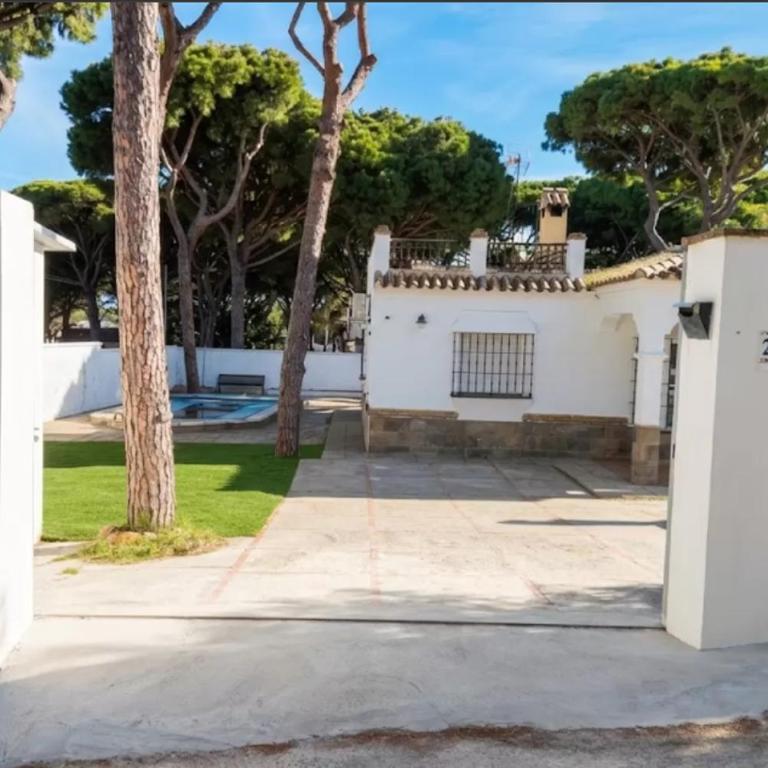 3 Bedrooms Villa,Pool, Spacious Garden & Parking ONLY FAMILIES - SÓLO FAMILIAS - Chalet - 2