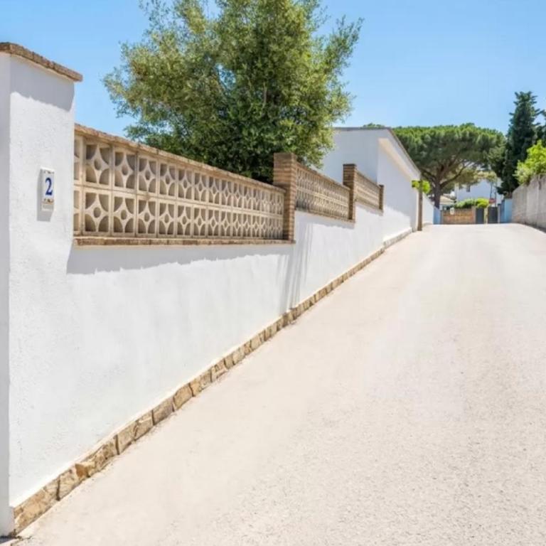 3 Bedrooms Villa,Pool, Spacious Garden & Parking ONLY FAMILIES - SÓLO FAMILIAS - Chalet - 3