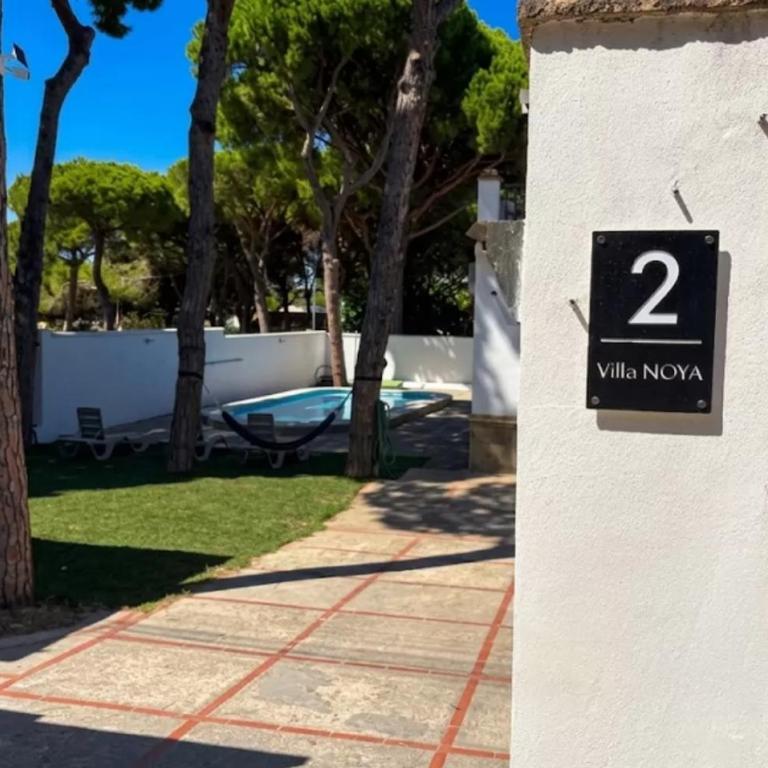 3 Bedrooms Villa,Pool, Spacious Garden & Parking ONLY FAMILIES - SÓLO FAMILIAS - Chalet - 4