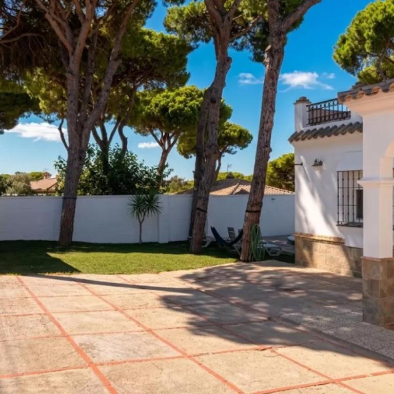 3 Bedrooms Villa,Pool, Spacious Garden & Parking ONLY FAMILIES - SÓLO FAMILIAS - Chalet - 5