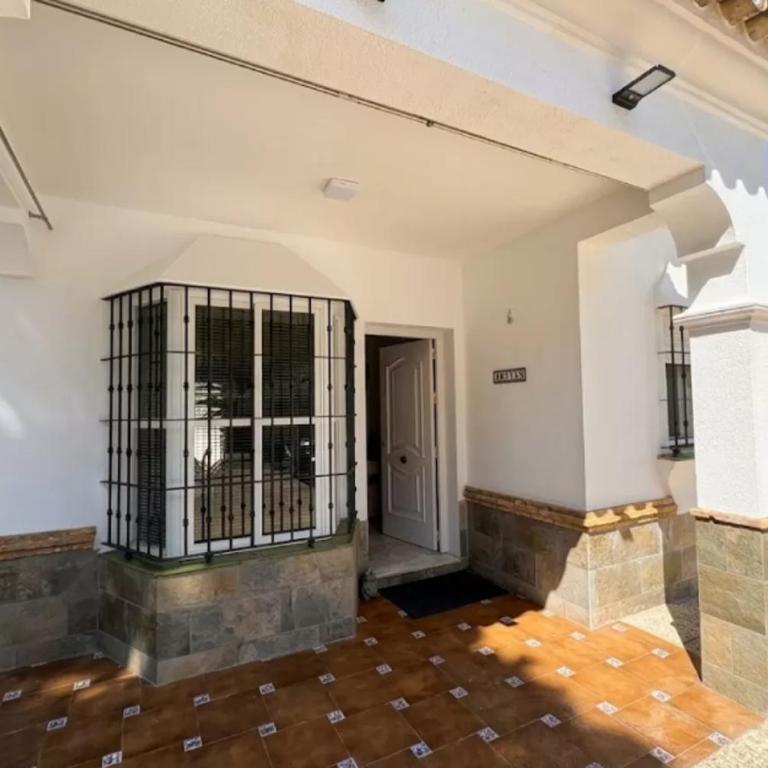 3 Bedrooms Villa,Pool, Spacious Garden & Parking ONLY FAMILIES - SÓLO FAMILIAS - Chalet - 6