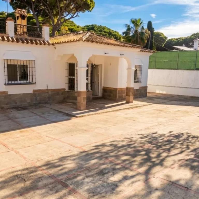 3 Bedrooms Villa,Pool, Spacious Garden & Parking ONLY FAMILIES - SÓLO FAMILIAS - Chalet - 7