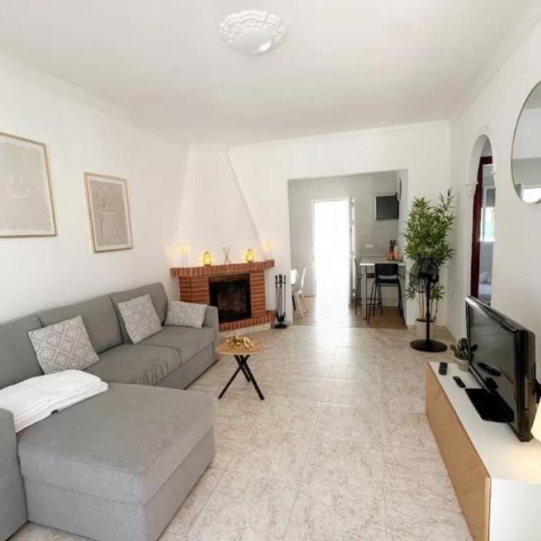 3 Bedrooms Villa,Pool, Spacious Garden & Parking ONLY FAMILIES - SÓLO FAMILIAS - Chalet - 8