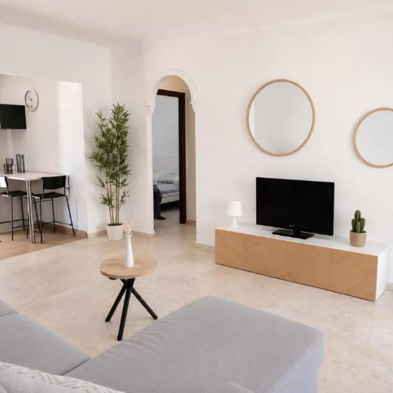 3 Bedrooms Villa,Pool, Spacious Garden & Parking ONLY FAMILIES - SÓLO FAMILIAS - Chalet - 9