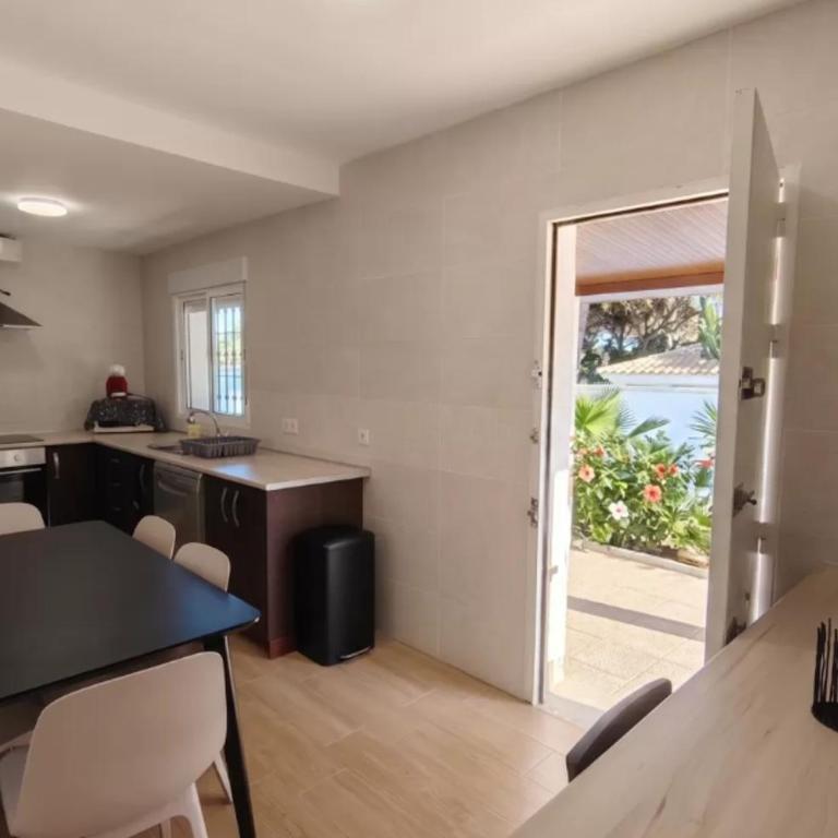 3 Bedrooms Villa,Pool, Spacious Garden & Parking ONLY FAMILIES - SÓLO FAMILIAS - Chalet - 12