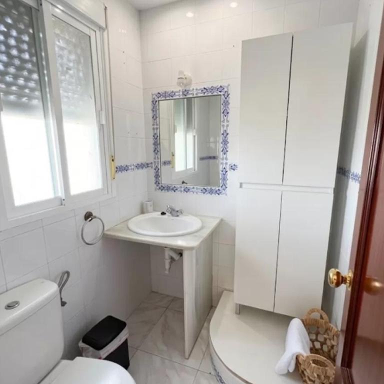 3 Bedrooms Villa,Pool, Spacious Garden & Parking ONLY FAMILIES - SÓLO FAMILIAS - Chalet - 14