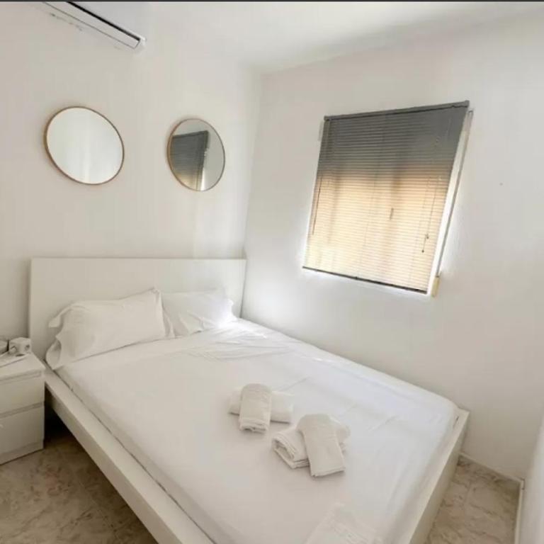 3 Bedrooms Villa,Pool, Spacious Garden & Parking ONLY FAMILIES - SÓLO FAMILIAS - Chalet - 16