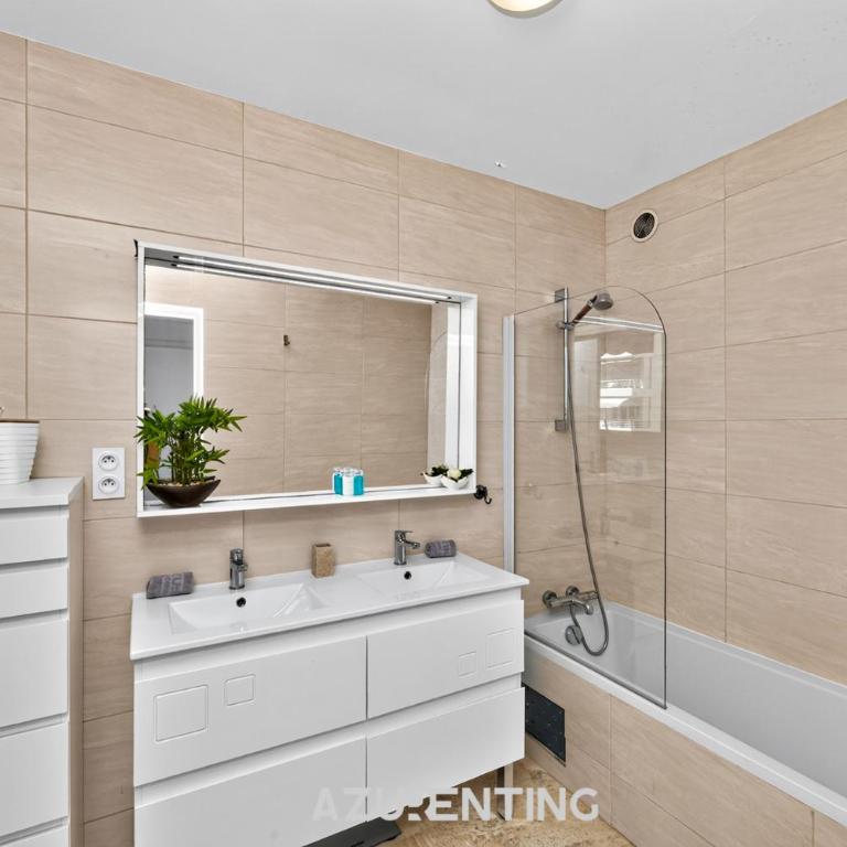 Azurenting - T3 Alexandre III - Aperçu Mer & Estérel - Appartement 2 Chambres avec Balcon et Vue sur la Mer - 4